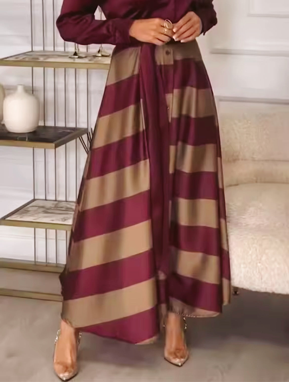 VESTIDO BRITÁNICO ,VINO CON ROSE GOLD ,DE CAMISA SATÉN Y FALDA DE RAYAS