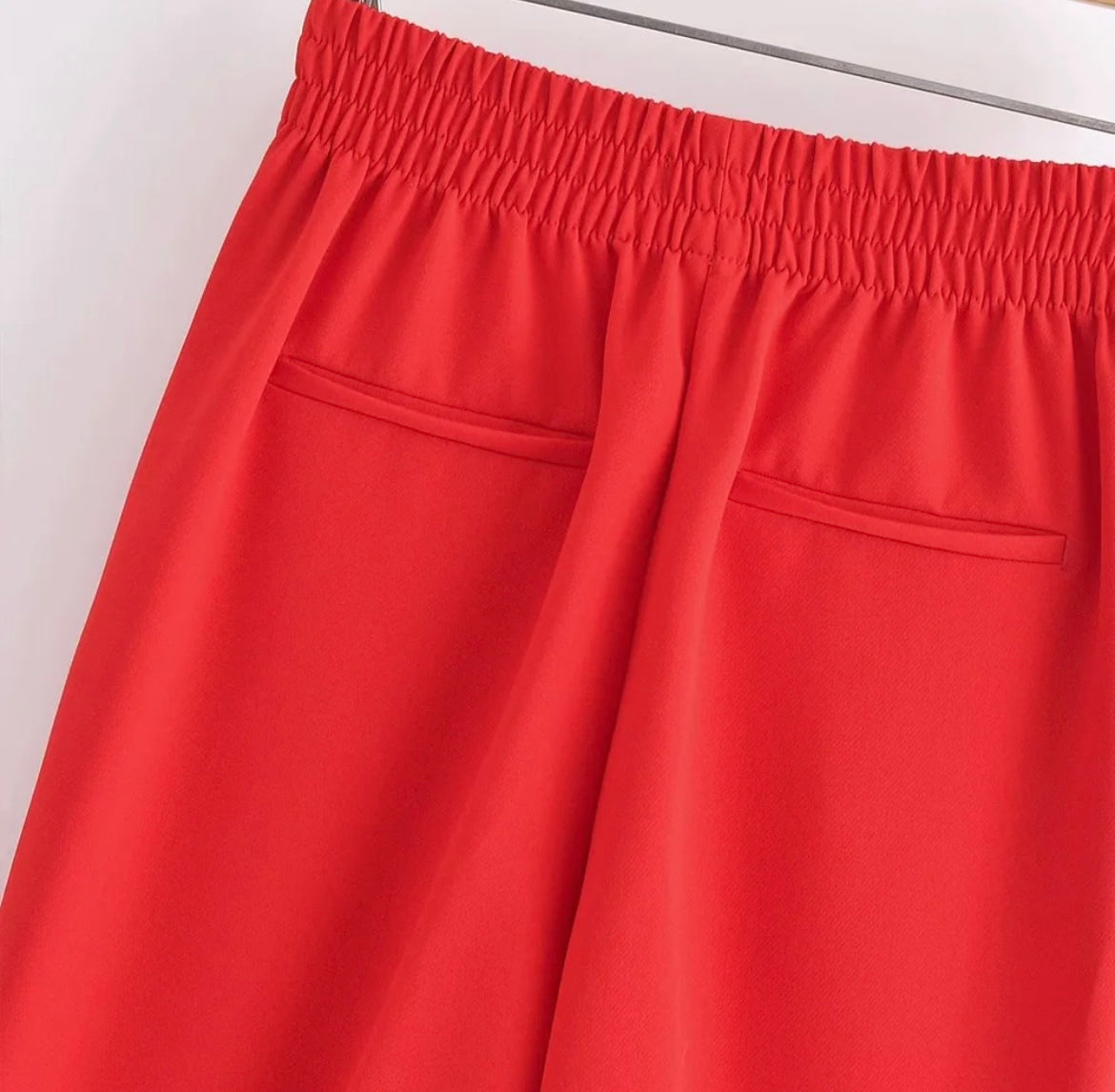 Pantalones rojos con botones dorados