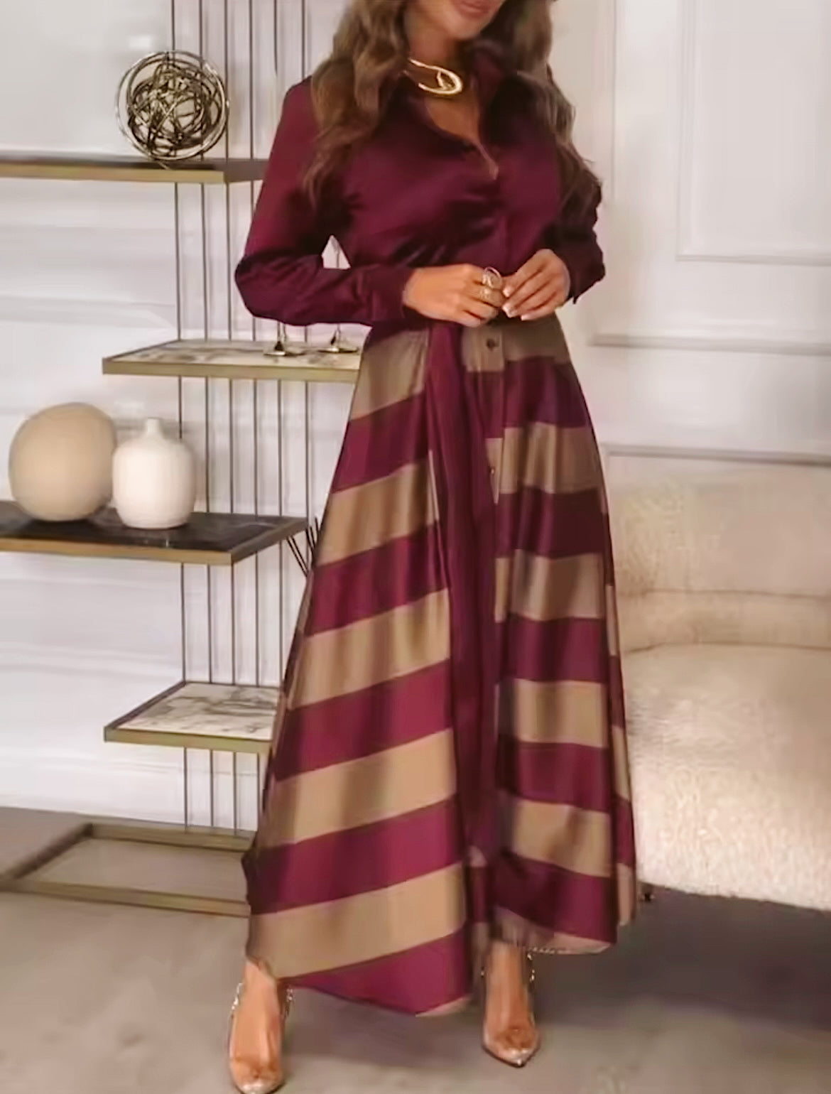 VESTIDO BRITÁNICO ,VINO CON ROSE GOLD ,DE CAMISA SATÉN Y FALDA DE RAYAS