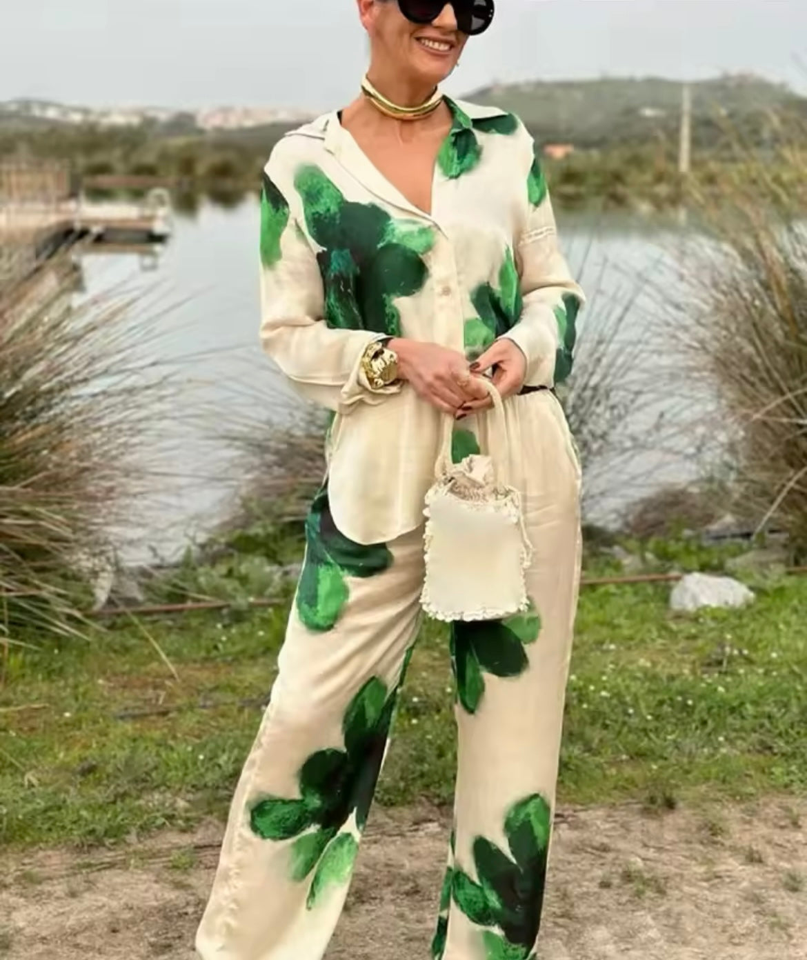 CONJUNTO DE PANTALÓN Y CAMISA SATINADO BEIGE CON FLORES VERDES