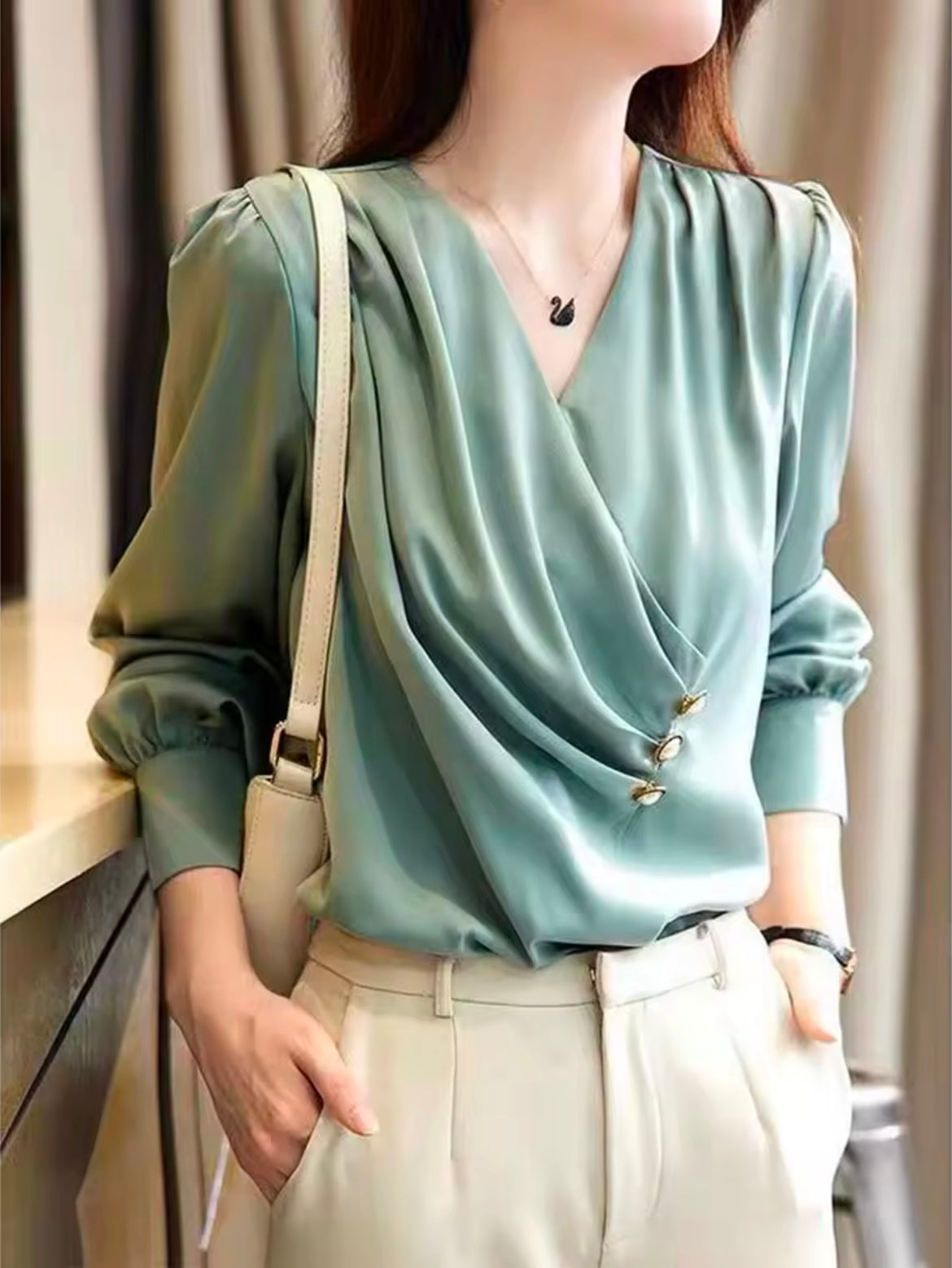 BLUSA DE CHIFON VERDE CLARO CON CUELLO V